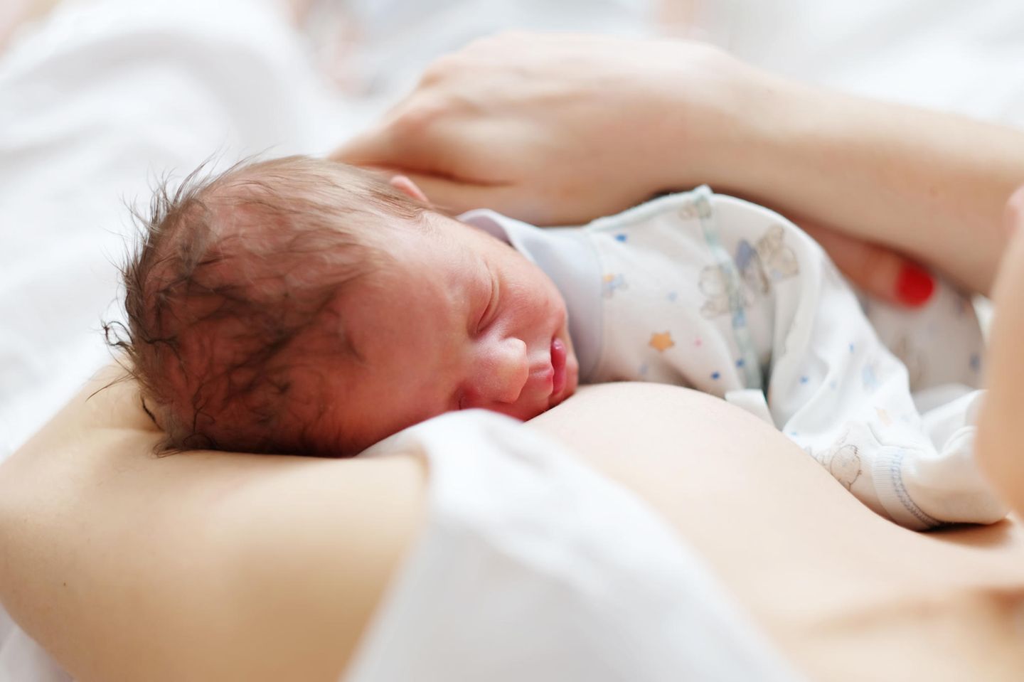 "Kinderheldin": Neue Hebammen-Beratung hilft Eltern beim Start mit ihrem Baby: Neugeborenes im Arm seiner Mutter
