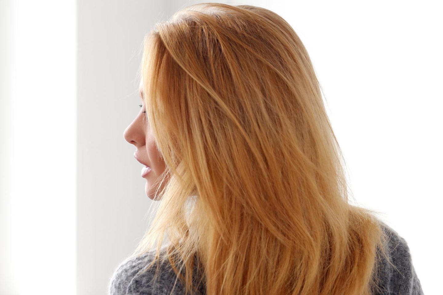Peach Blonde: Frau mit pfirsichfarbenen Haaren