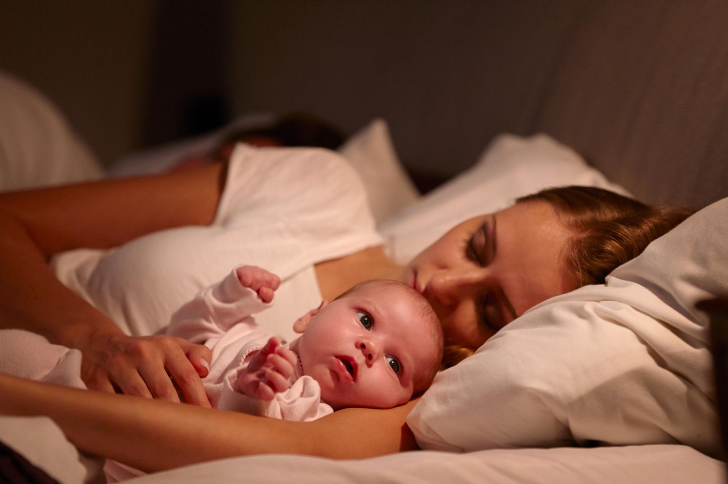 Was Mütter wirklich meinen: Mutter schläft neben Kind