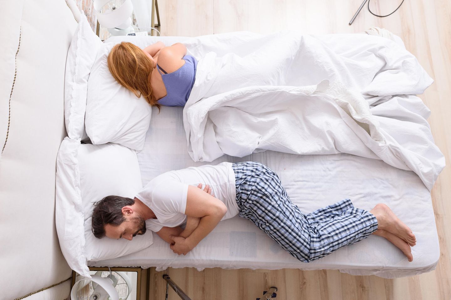Beziehung ohne Sex: Paar im Bett mit dem Rücken zueinander