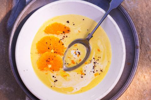 Orangensuppe mit Oliven-Talern