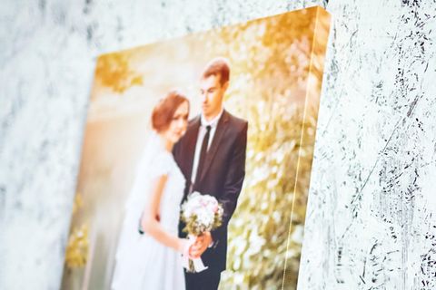 35. Hochzeitstag: Bedeutung, Feier und Geschenke: Leinwand vor einer Marmorwand, darauf ist ein Brautpaar zu sehen