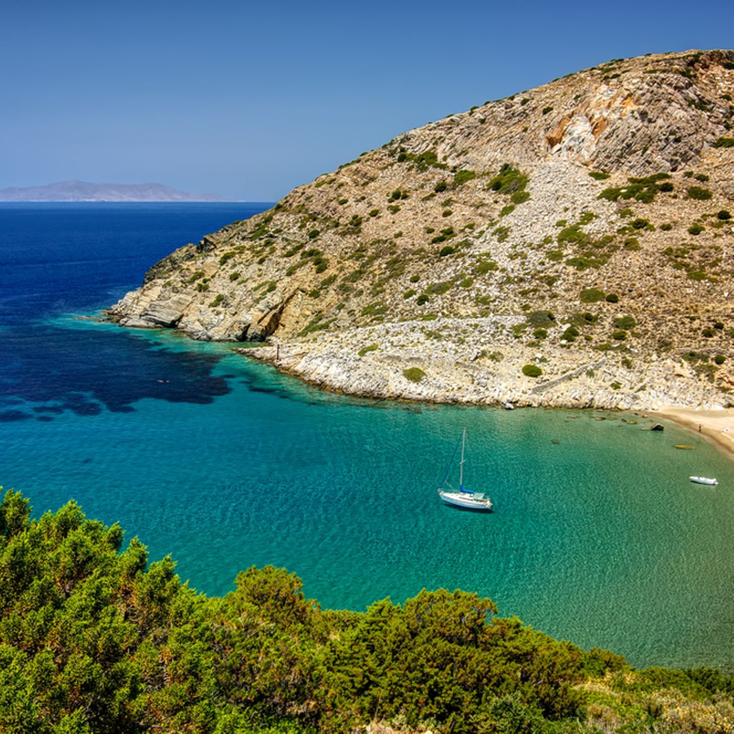 10 "Einmal-im-Leben-Trips", die du gemacht haben solltest: Bucht der griechischen Insel Syros mit einem Segelboot auf dem Wasser