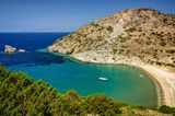 10 "Einmal-im-Leben-Trips", die du gemacht haben solltest: Bucht der griechischen Insel Syros mit einem Segelboot auf dem Wasser