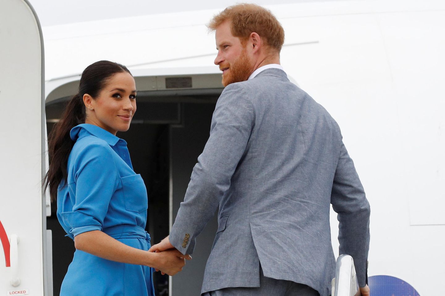 Meghan Markle steigt mit Prinz Harry in ein Flugzeug