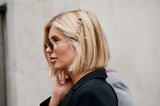 Übergangsfrisuren: Frau im Profil mit halblangen blonden Haaren und einer Haarspange im Haar