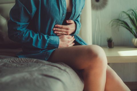 Menstruation: Frau hält sich den Magen