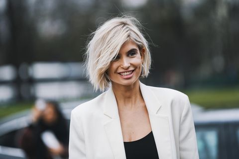 Übergangsfrisuren: Goodbye Pixie, Undercut & Co.! Lächelnde Frau mit kinnlangem Haar