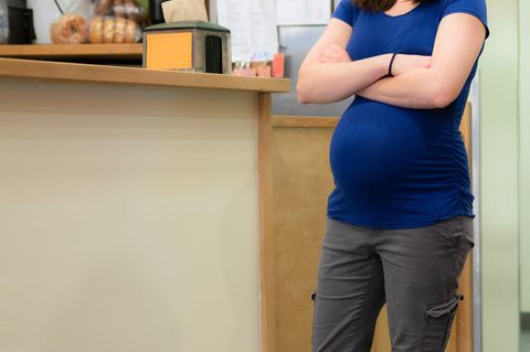 Tiffany Stevenson: Schwangere in einem Coffeeshop