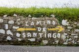 10 "Einmal-im-Leben-Trips", die du gemacht haben solltest: Steinwand mit der Aufschrift "Camino de Santiago"