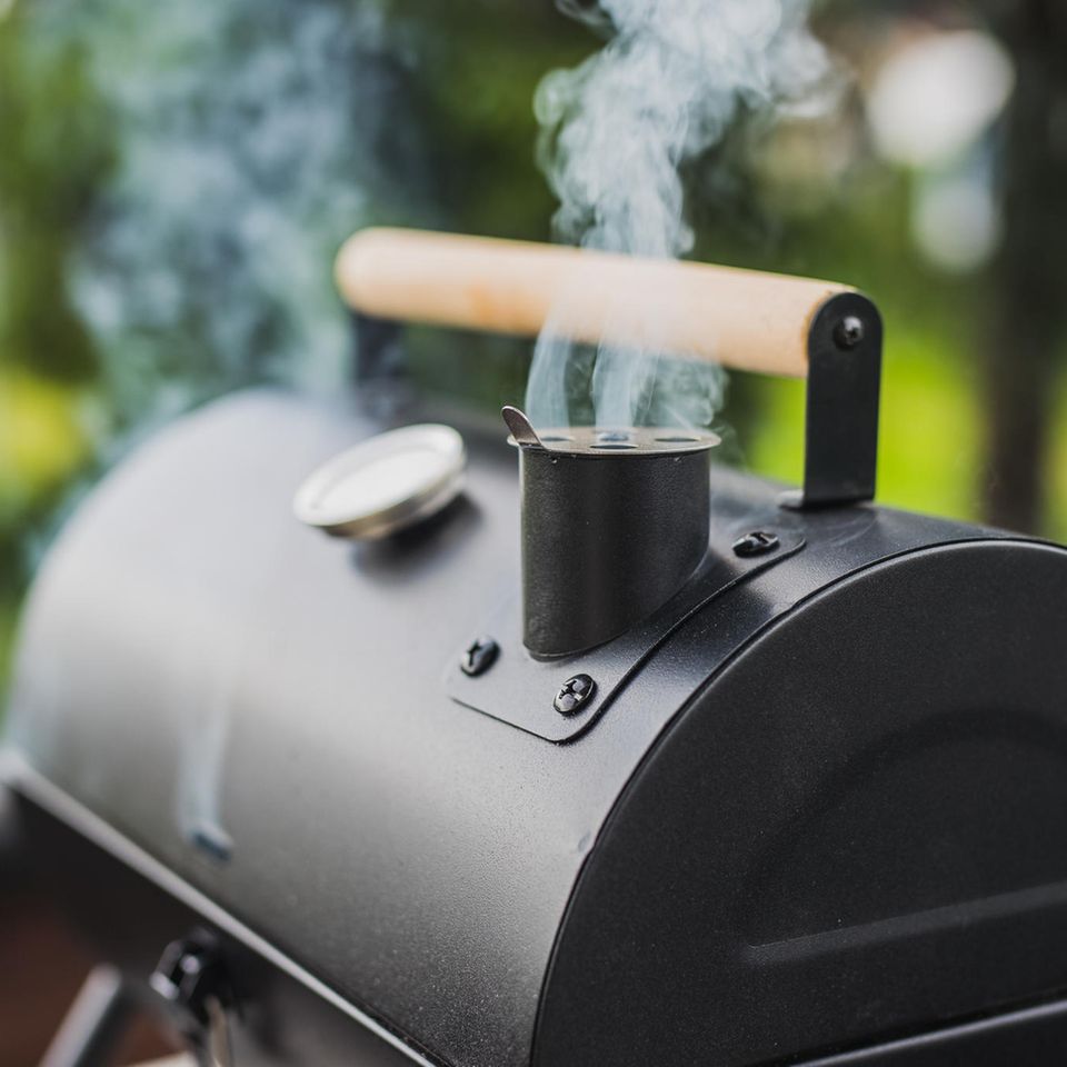 Smoker einbrennen: Rauchender Schornstein am Smoker
