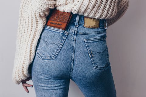 Pickel am Po: Mit diesen Tipps wirst du sie los! Frau in Jeans von hinten