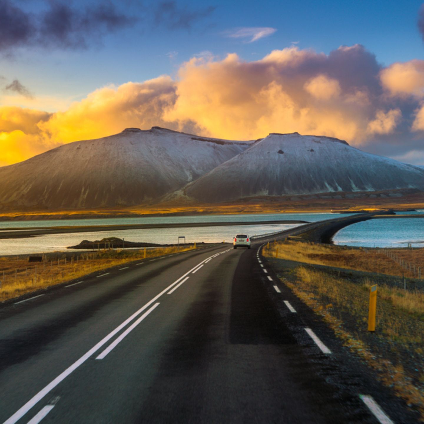 10 "Einmal-im-Leben-Trips", die du gemacht haben solltest: Ringstraße in Island, Berge im Hintergrund