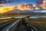 10 "Einmal-im-Leben-Trips", die du gemacht haben solltest: Ringstraße in Island, Berge im Hintergrund