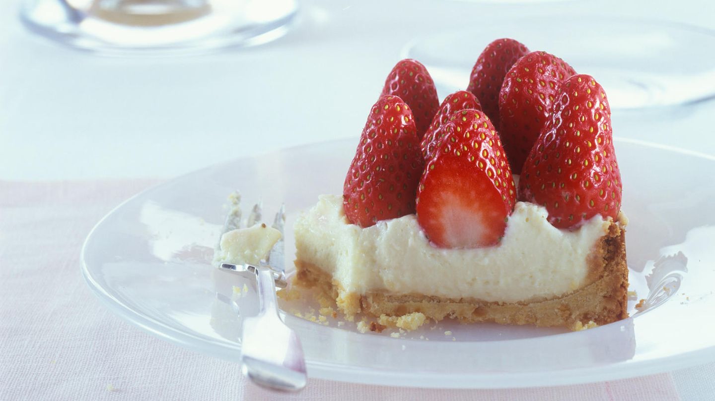 Erdbeerkuchen mit Marzipancreme | BRIGITTE.de Erdbeerkuchen mit Marzipancreme | BRIGITTE.de