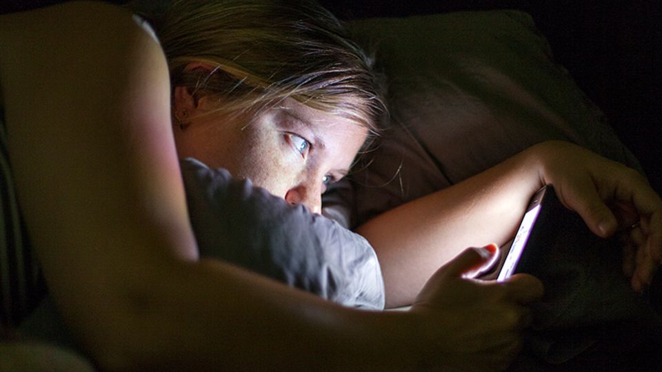 Handy im Bett: Eine riskante Angewohnheit