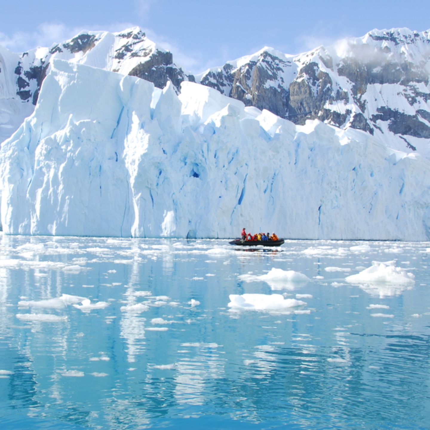 10 "Einmal-im-Leben-Trips", die du gemacht haben solltest: Boot mit Menschen in der Antarktis