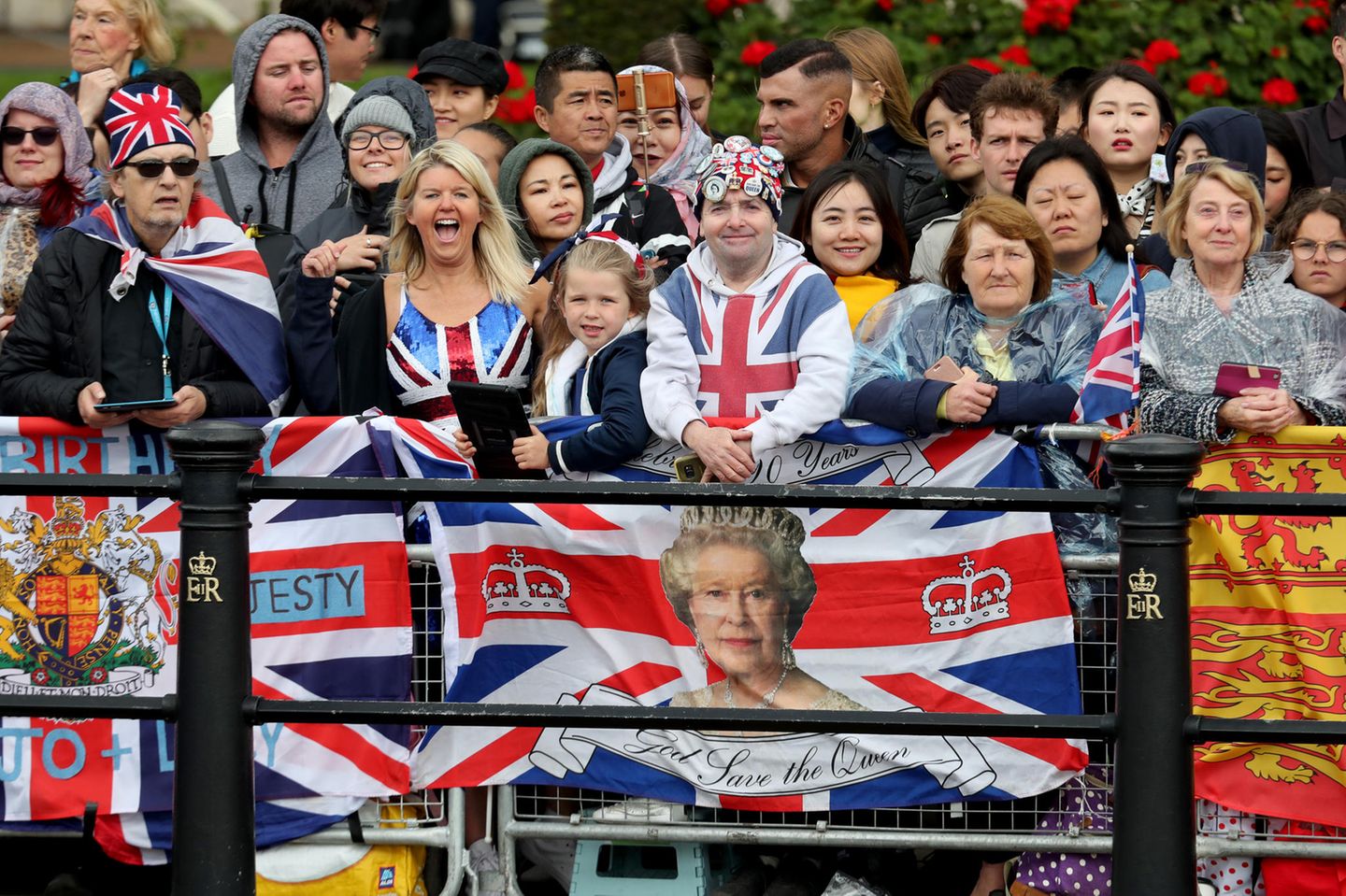 Trooping the Colour: Royal Fans warten auf die Queen