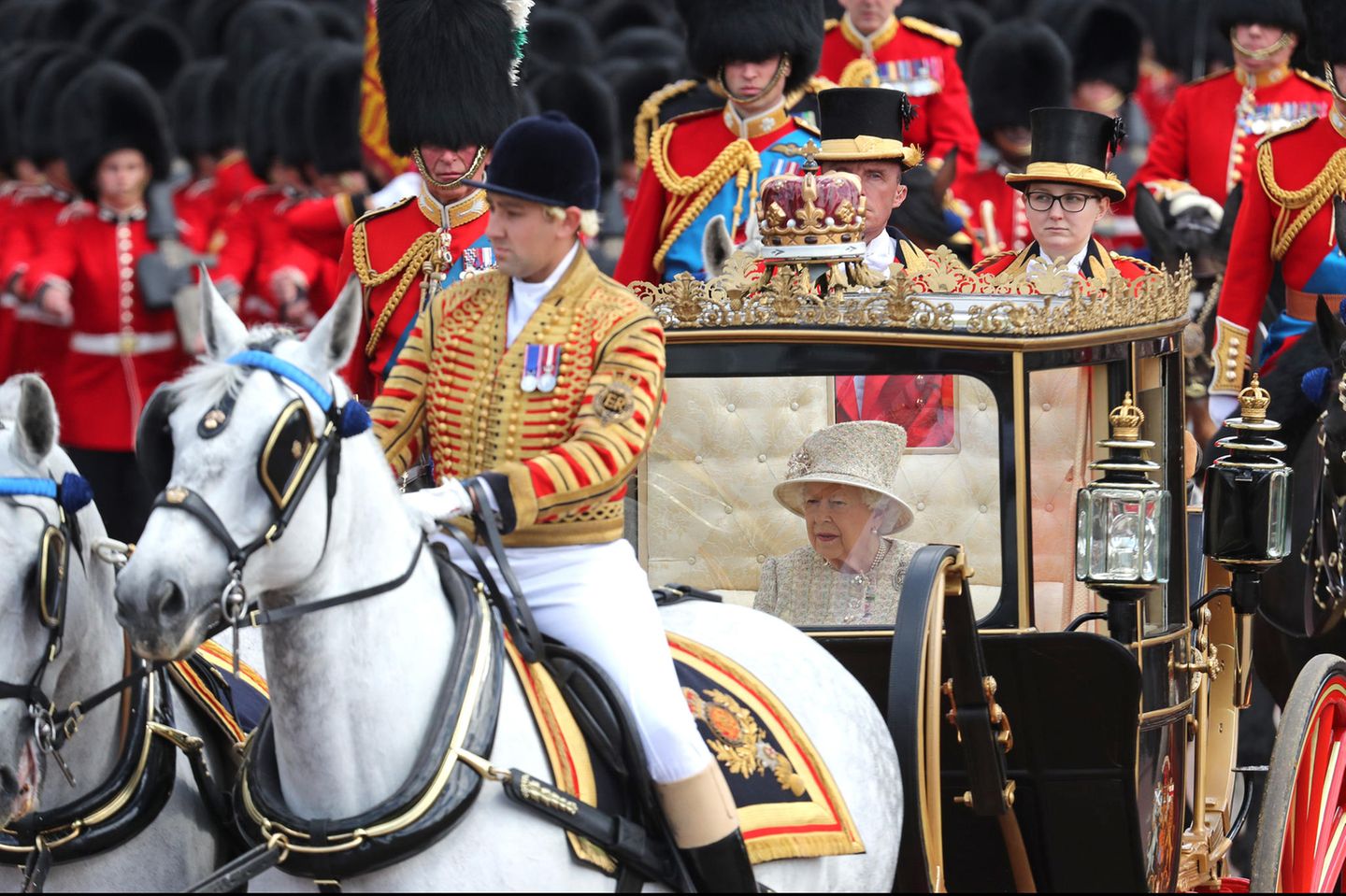 Trooping the Colour: Die Queen wird von Soldaten eskortiert