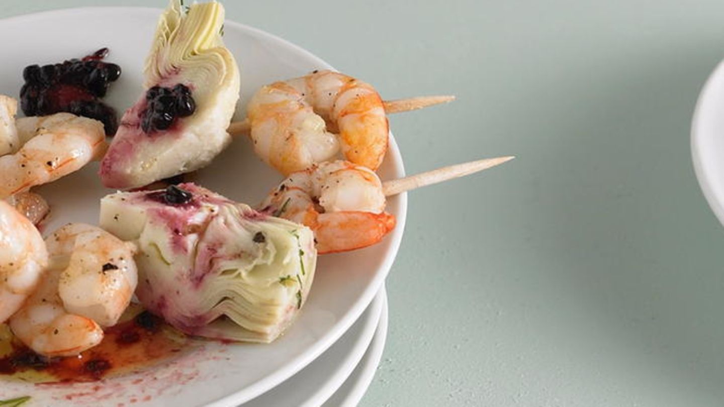 Garnelen-Artischocken-Spieße mit Brombeer-Vinaigrette | BRIGITTE.de