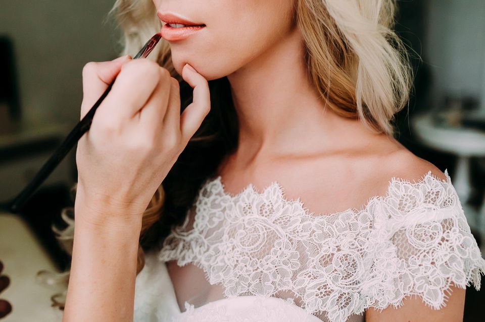 Hochzeits-Make-up: Braut wird geschminkt