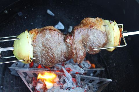 Picanha: Fleischspieß auf dem Grill