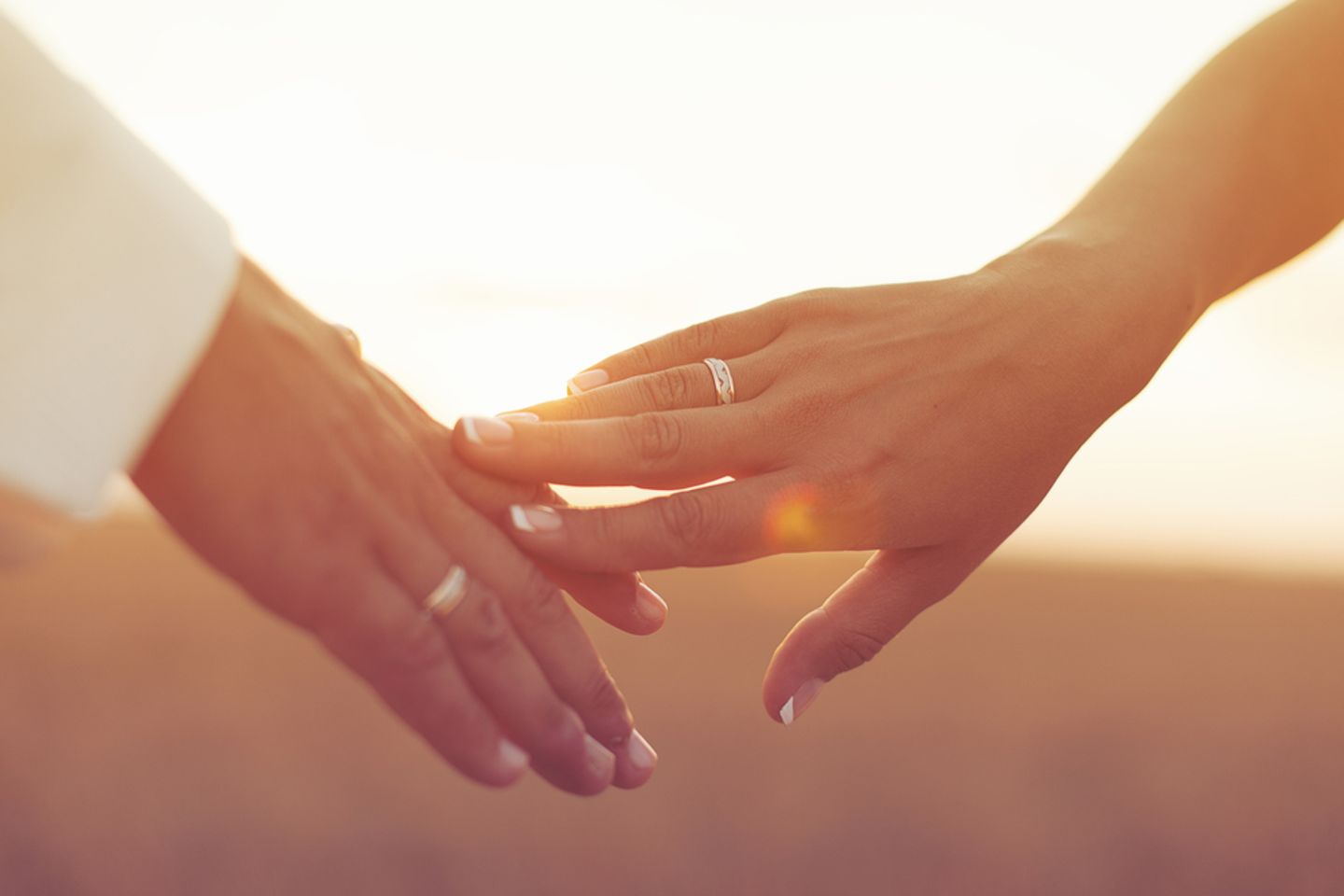 15. Hochzeitstag: Bedeutung, Bräuche und Sprüche: Zwei Hände berühren sich