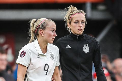 Fußball-WM: Mandy Islacker und Kathrin Hendrich auf dem Spielfeld