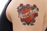 Tattoo am Arm: Herztattoo mit Mutter