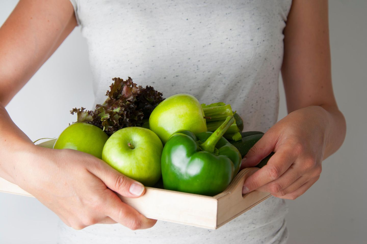 Frutarier: Frau mit Obst und Gemüse auf Tablet