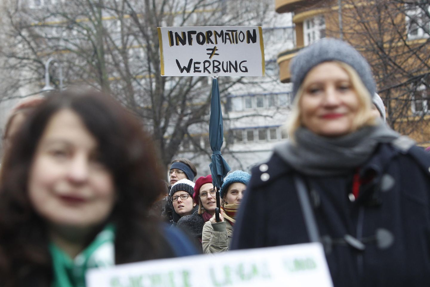 219a: Zwei Frauenärztinnen wegen Werbung für Schwangerschaftsabbrüche verurteilt: Proteste in Berlin im Januar 2019