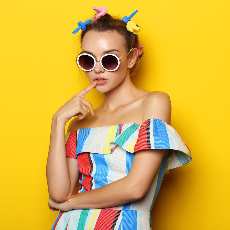 Papilotten: Frau mit Papilotten, Sonnenbrille und gestreiftem Kleid