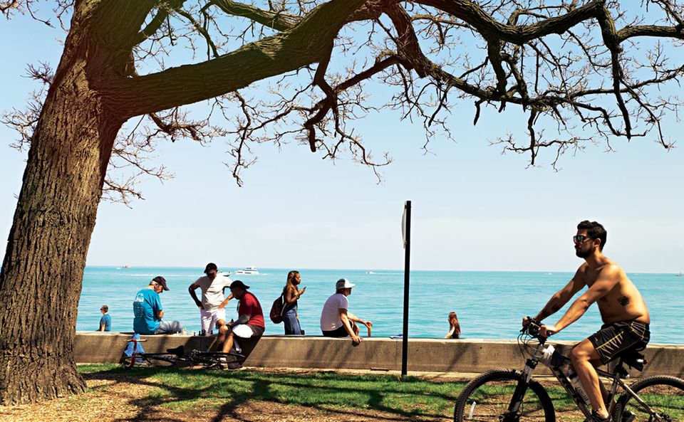 Chicago: Menschen genießen die Sonne am See