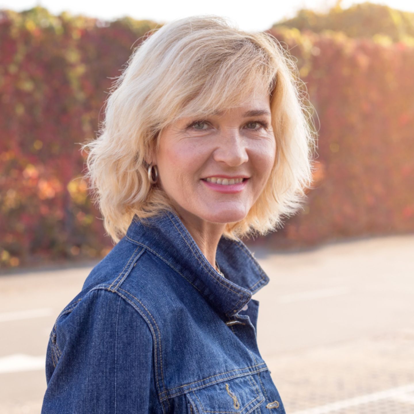 Halflang blond haar voor vrouwen van 50 plus