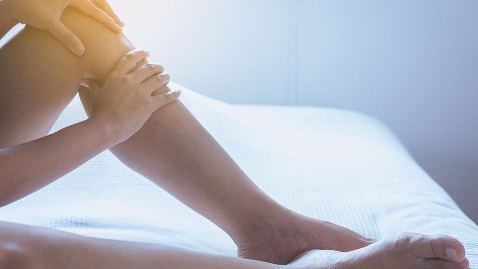Krampfadern entfernen: Bein einer Frau
