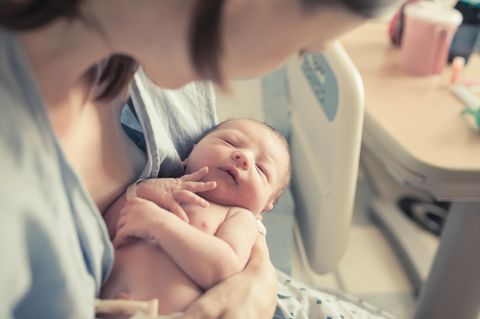 Schwanger trotz Sterilisation: Frau mit neugeborenem Baby