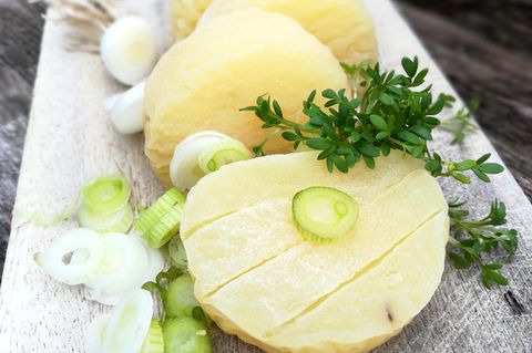 Harzer Käse: Käse mit Kräutern auf Brettchen