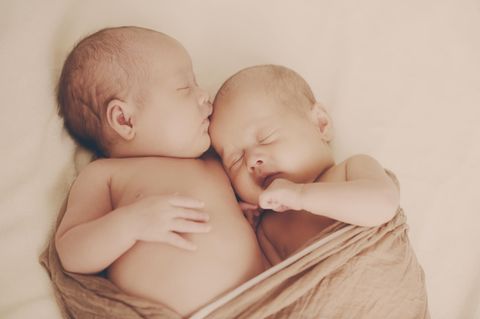England: Eltern geben adoptierte Zwillinge zurück: Symbolbild Zwillinge