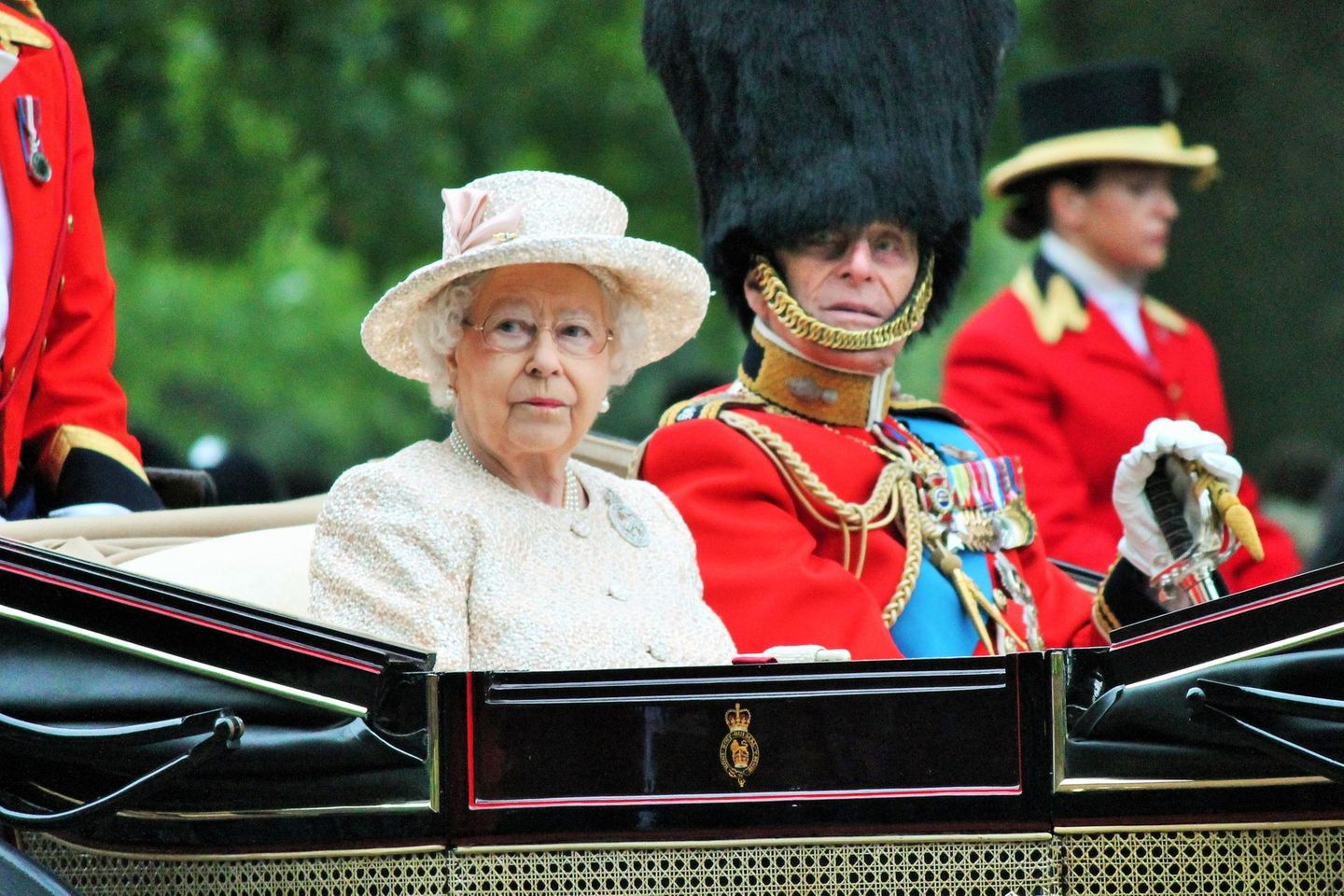 Schock für Queen Elizabeth: Haarige Plage im Buckingham-Palast: Die Queen bei einer Parade