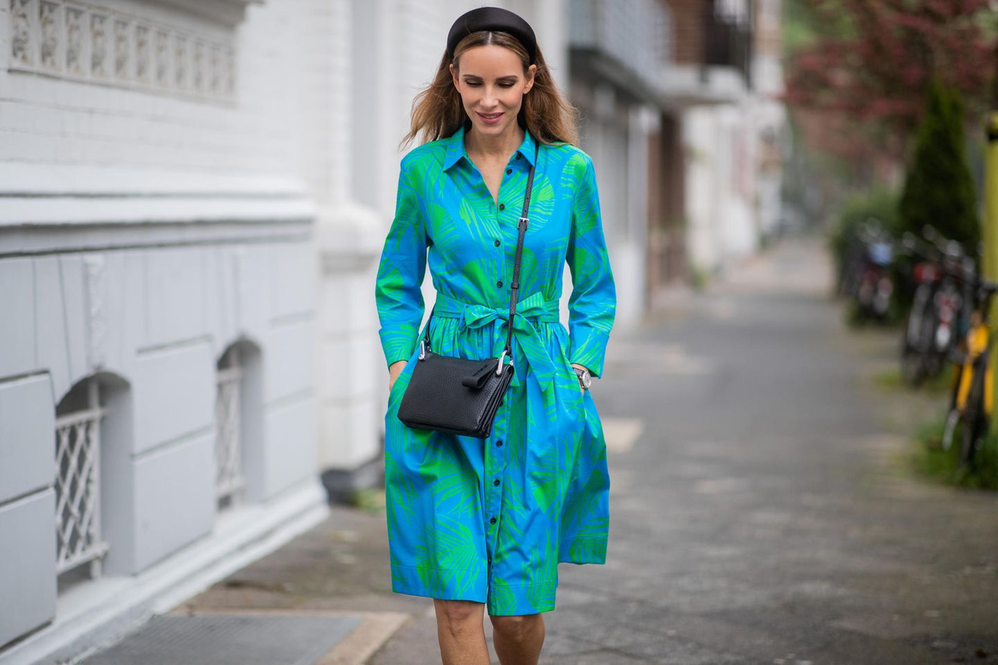 Büro-Outfits bei Hitze: Alexandra Lapp im blau-grünen Midikleid