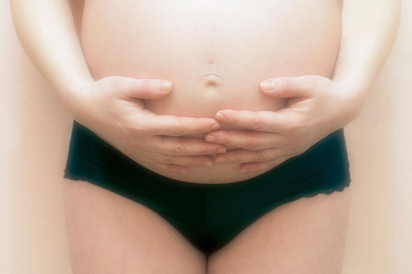 London: Richter stoppen Zwangs-Abtreibung bei behinderter Frau: Schwangere Frau hält Babybauch