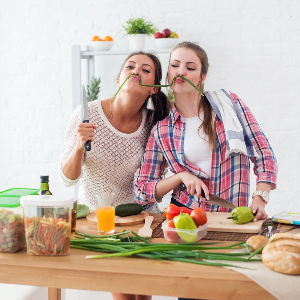 Selber kochen statt Fertigprodukte: Freundinnen kochen