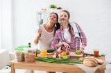 Selber kochen statt Fertigprodukte: Freundinnen kochen