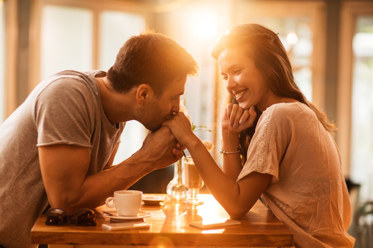 Frauen ab 40: Flirten mit einem jüngeren Mann – kann ich das noch?