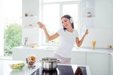 Einfache Rezepte: Frau hat Spaß beim Kochen