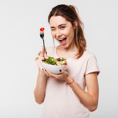 Bewusste Ernährung: Frau freut sich über Essen
