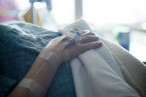 Tragischer Tod: Mutter stirbt bei Geburt ihrer Tochter – seltene Komplikation: Frau in Krankenhausbett
