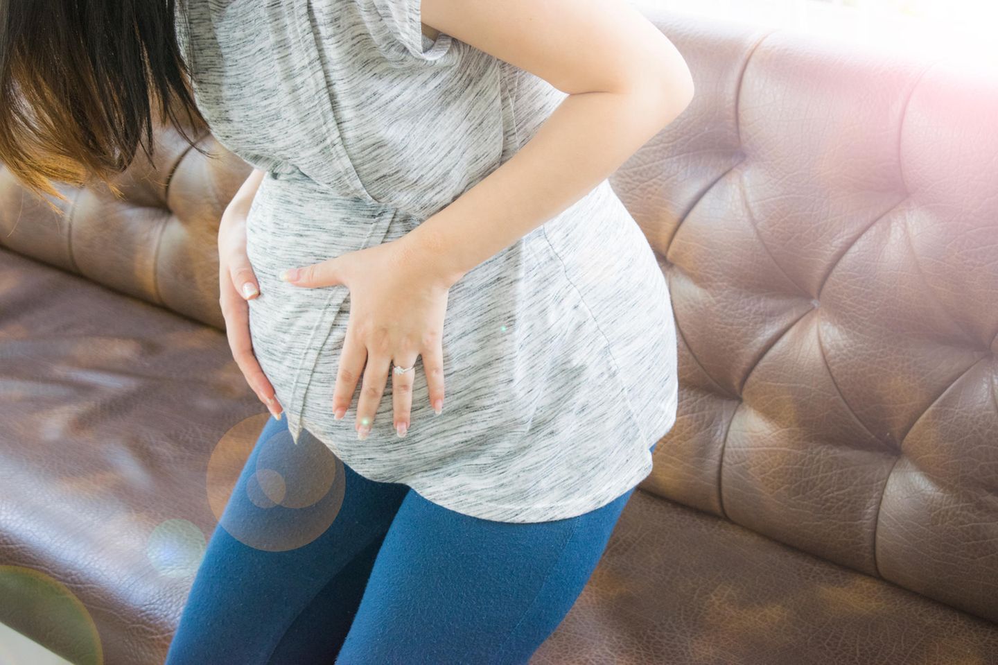Alabama: Schwangere hält sich vor Schmerzen den Bauch