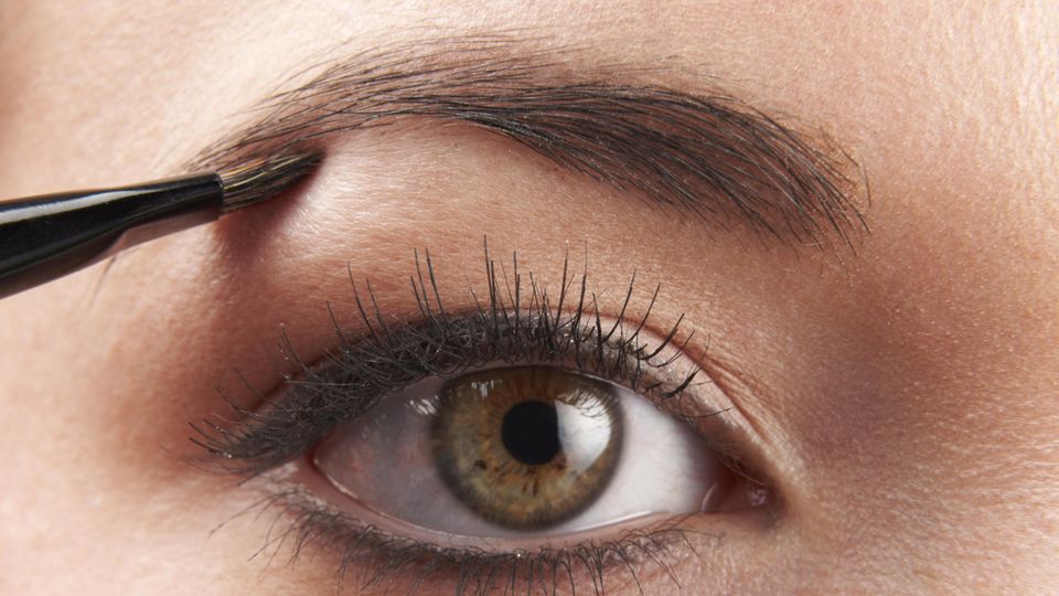 Augenbrauen schminken: Schminkpinsel angesetzt an einer Augenbraue