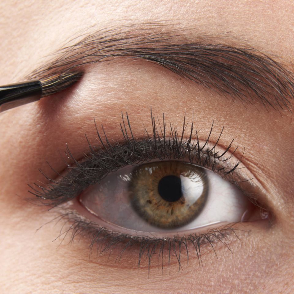 Augenbrauen schminken: Schminkpinsel angesetzt an einer Augenbraue